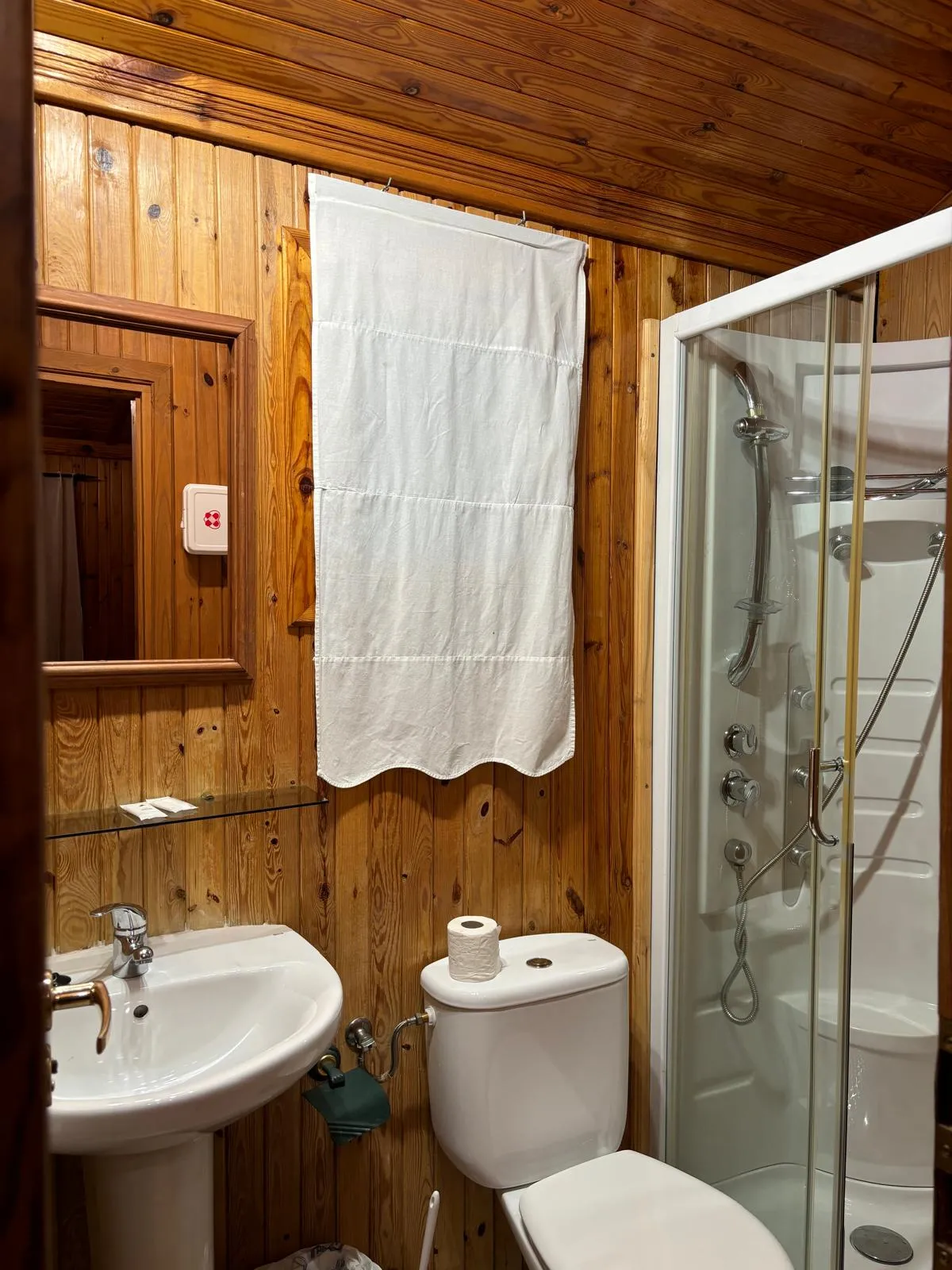 Baño con ducha en bungalow