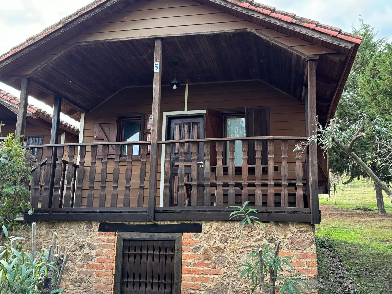 Bungalow de madera con porche