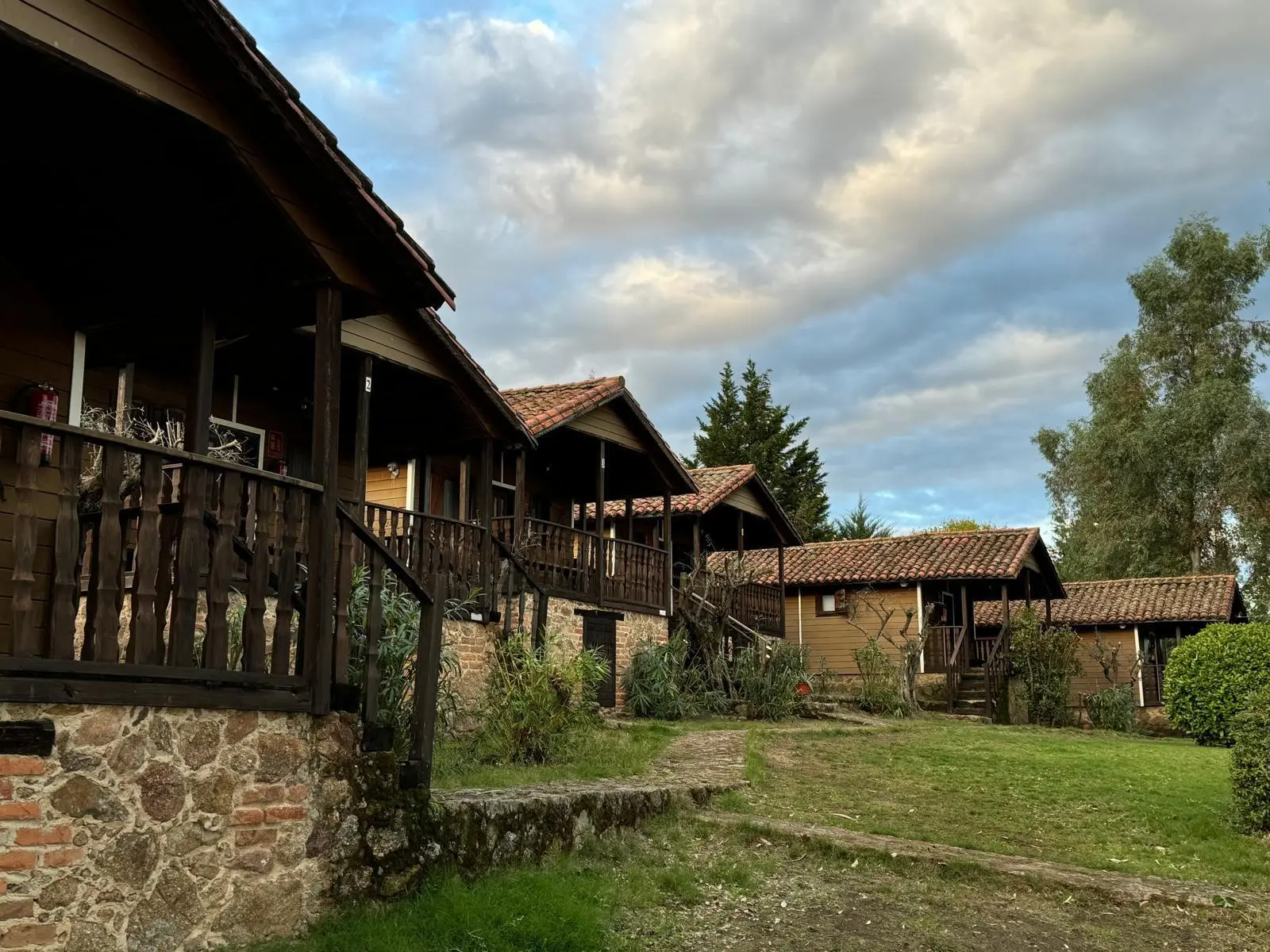 Bungalows de madera en hilera rodeados de jardín