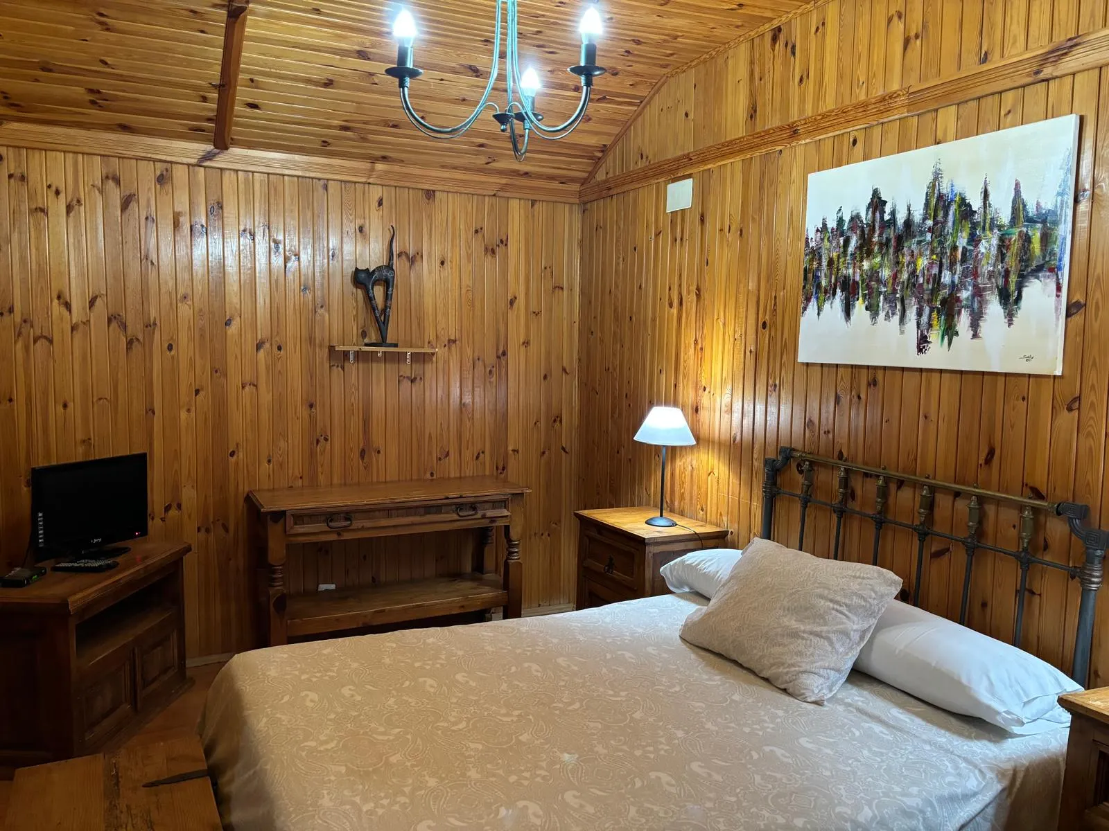 Dormitorio de un bungalow de madera
