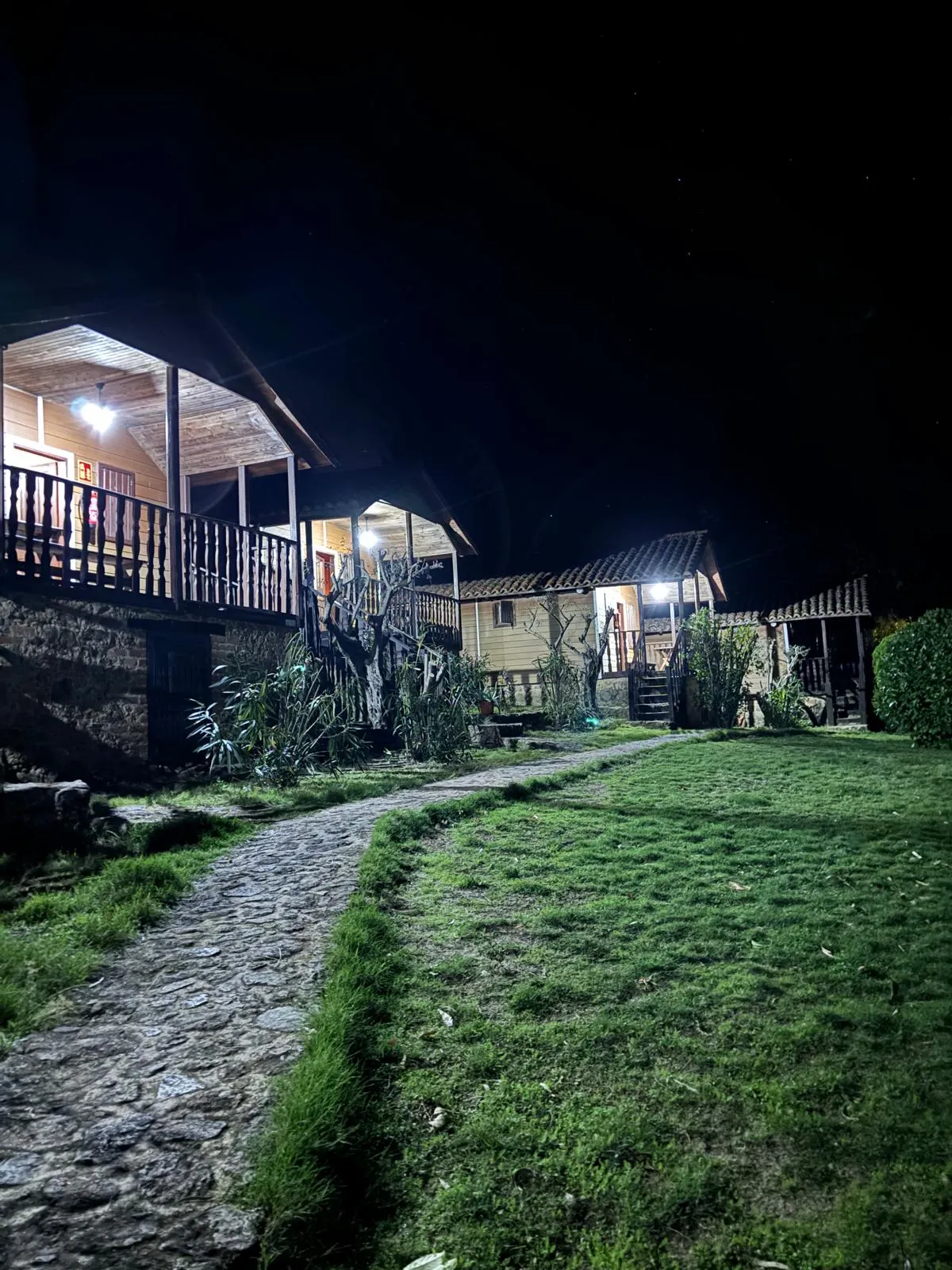 Bungalows iluminados por la noche