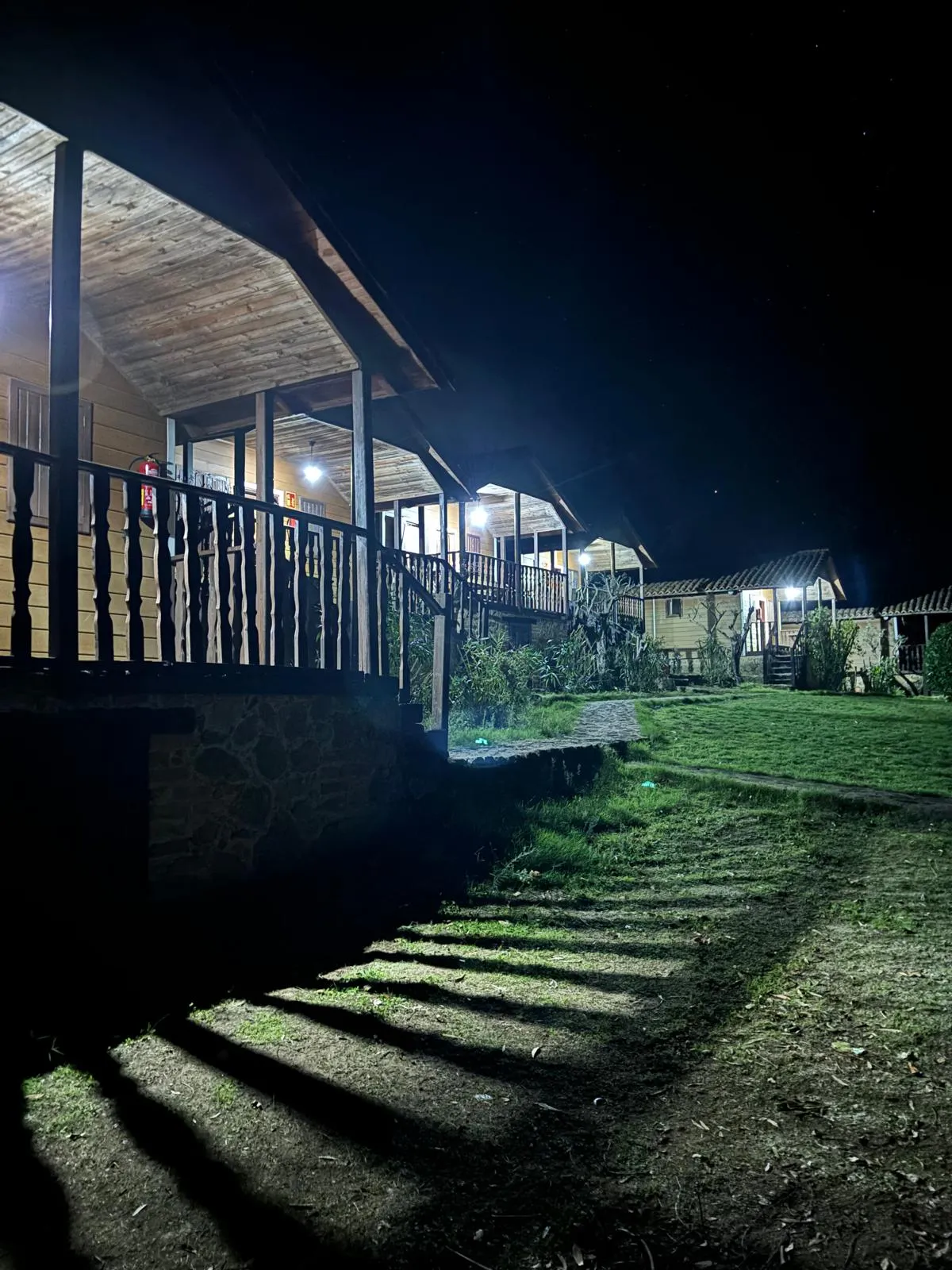 Porche de bungalow de noche