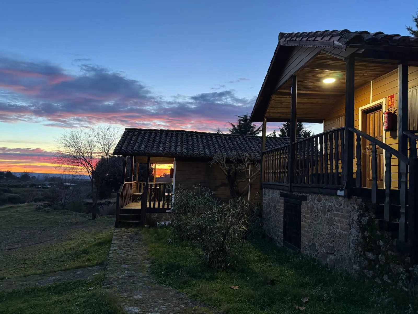 Bungalow con cielo de atardecer