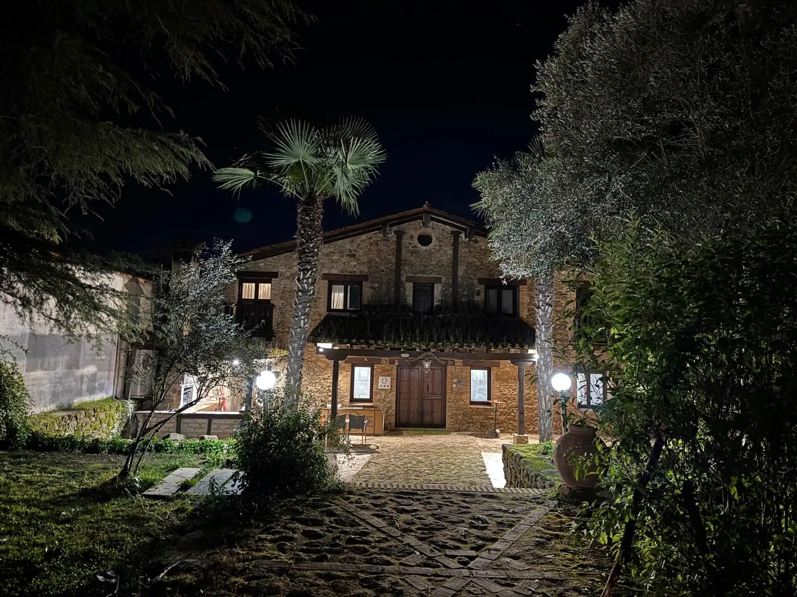 La Casona iluminada de noche