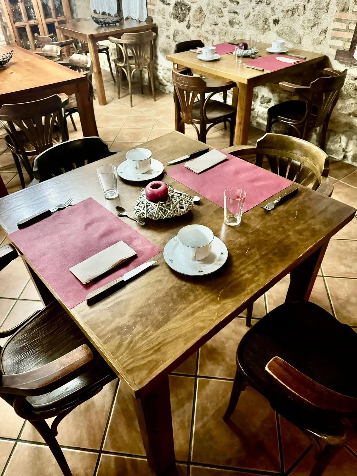 Mesa de desayuno en el comedor