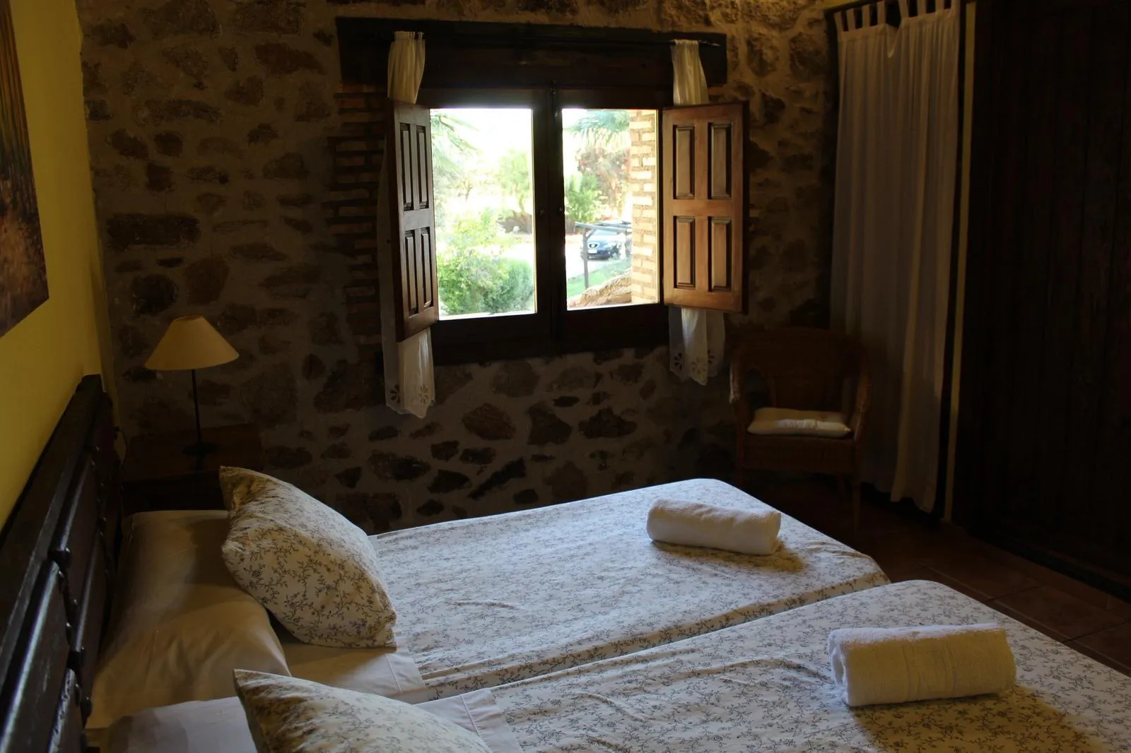 Habitación luminosa con vistas al exterior