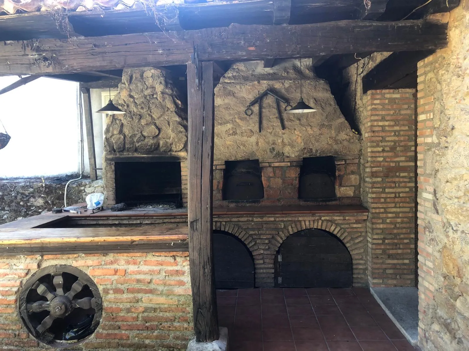 Barbacoa y horno de leña de piedra