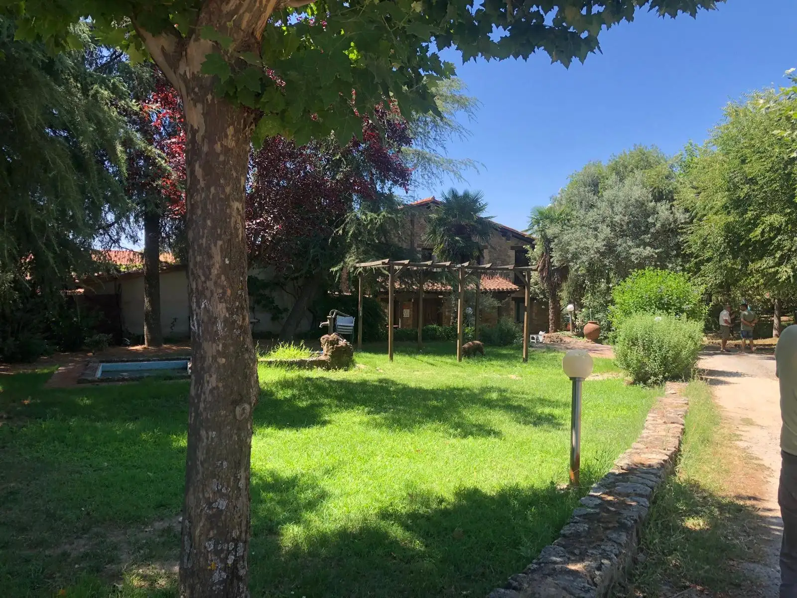 Jardín con césped junto a La Casona