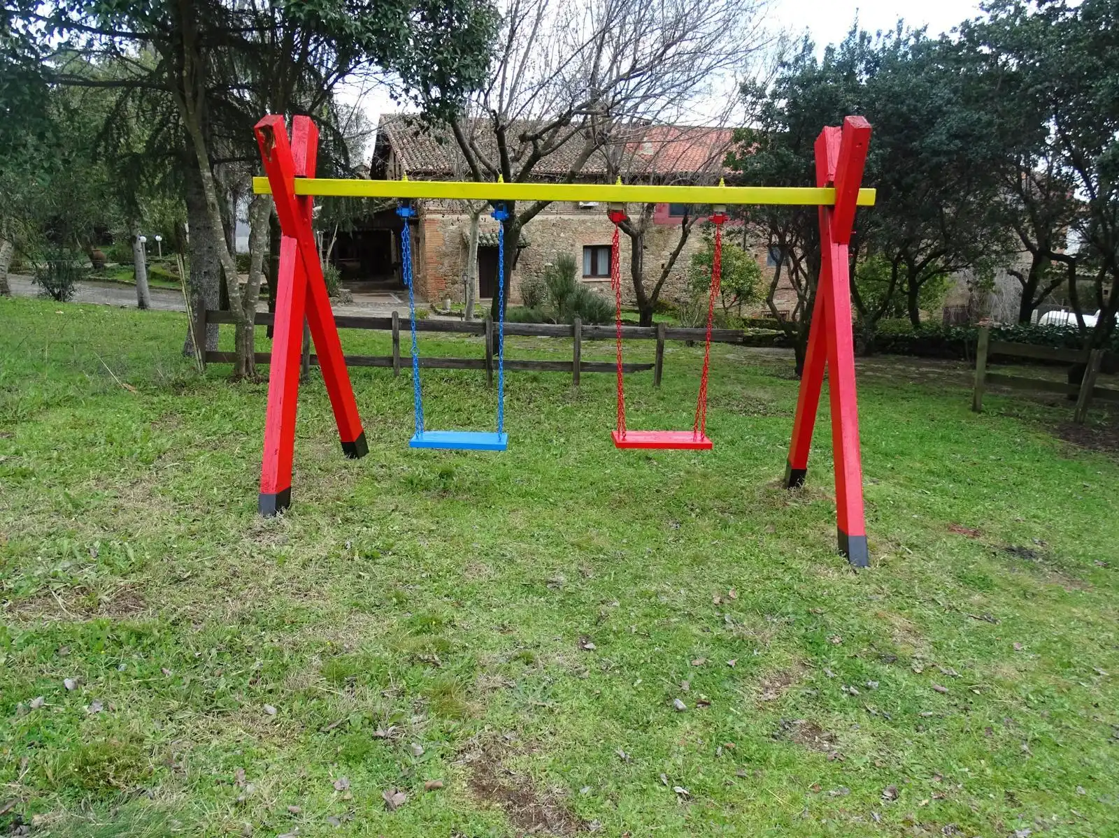 Zona de columpios en el jardín