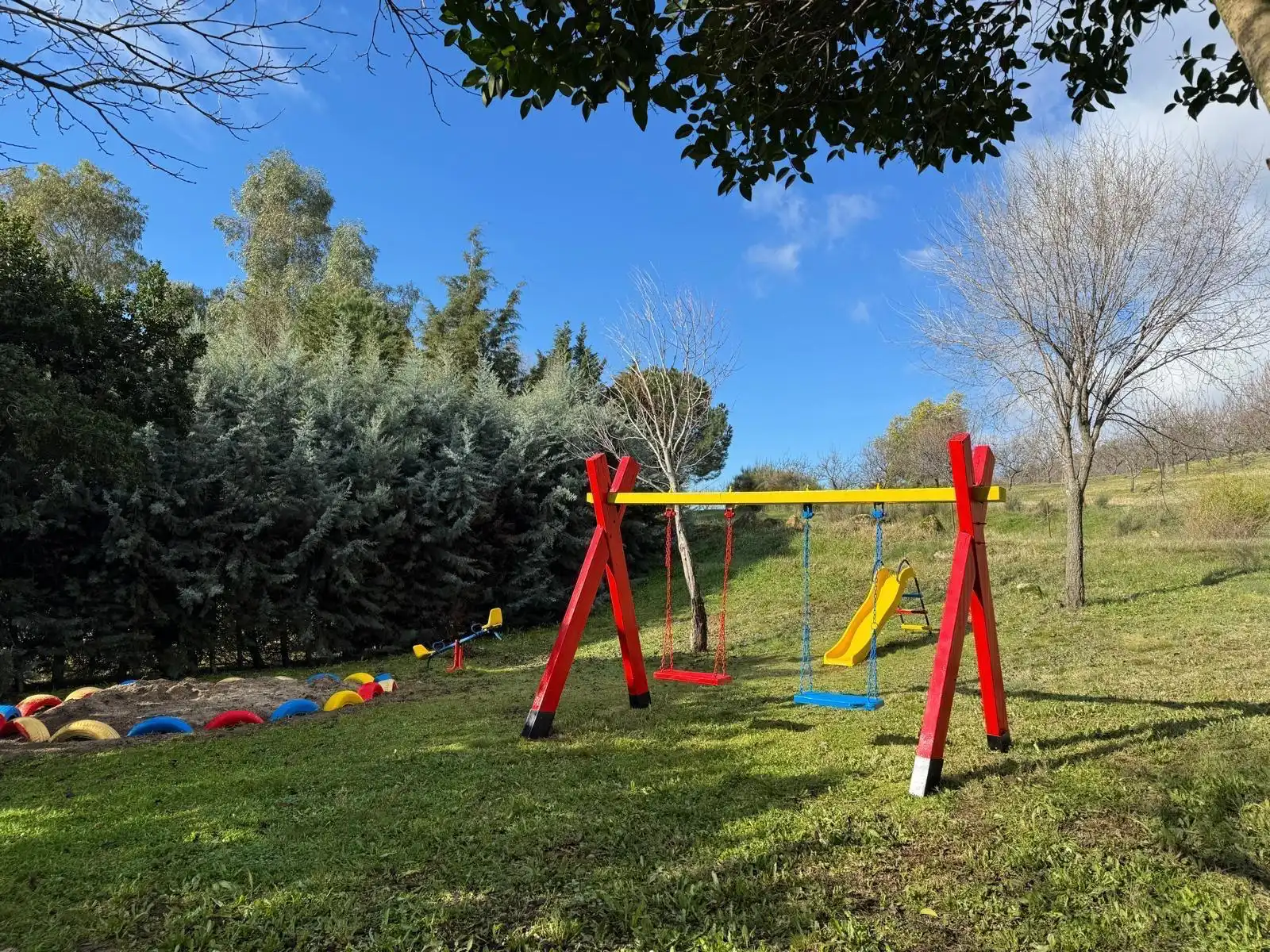 Columpios infantiles entre el césped