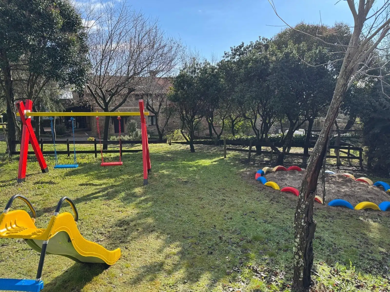 Jardín con zona de juegos