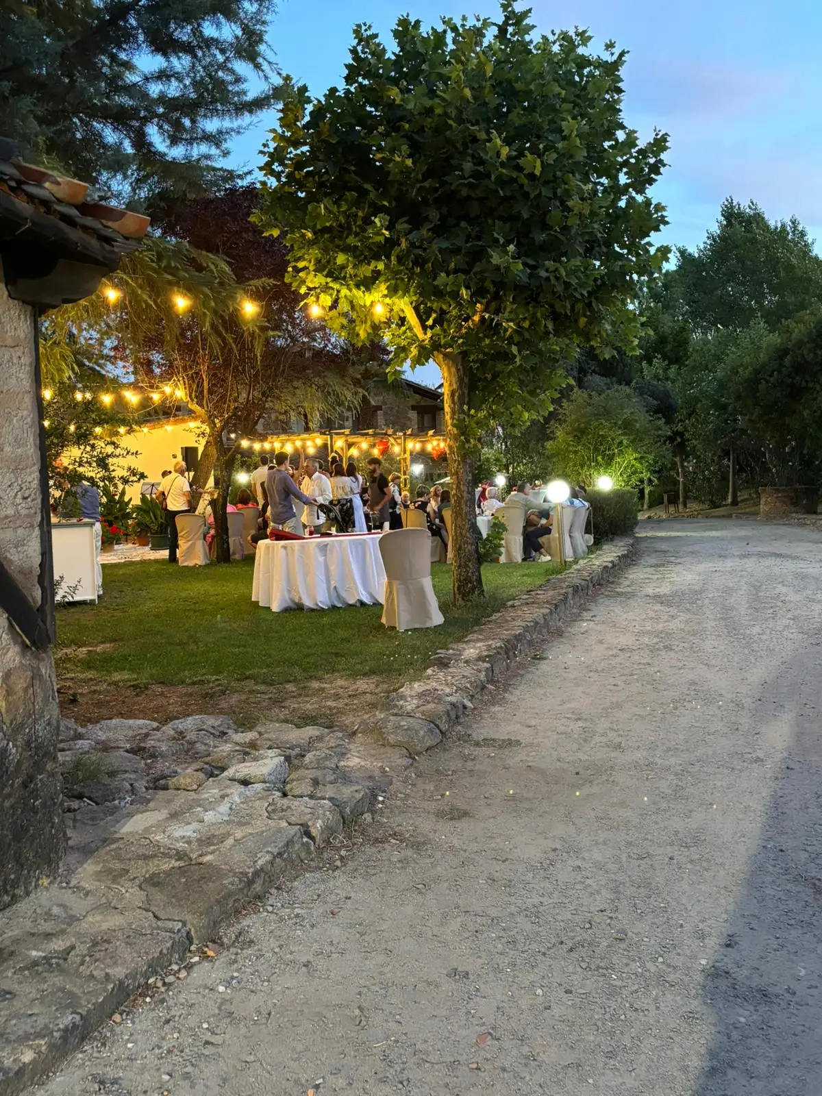Jardín iluminado al anochecer