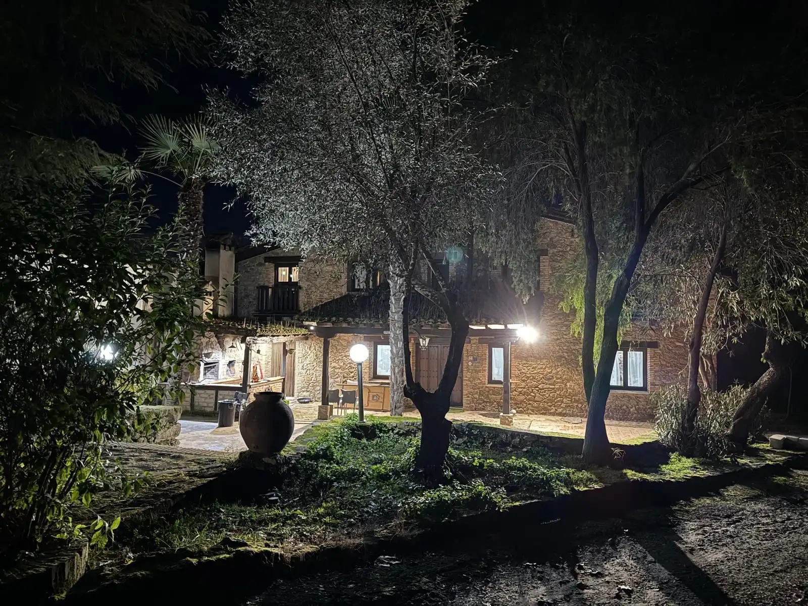 Jardín de noche con farolas