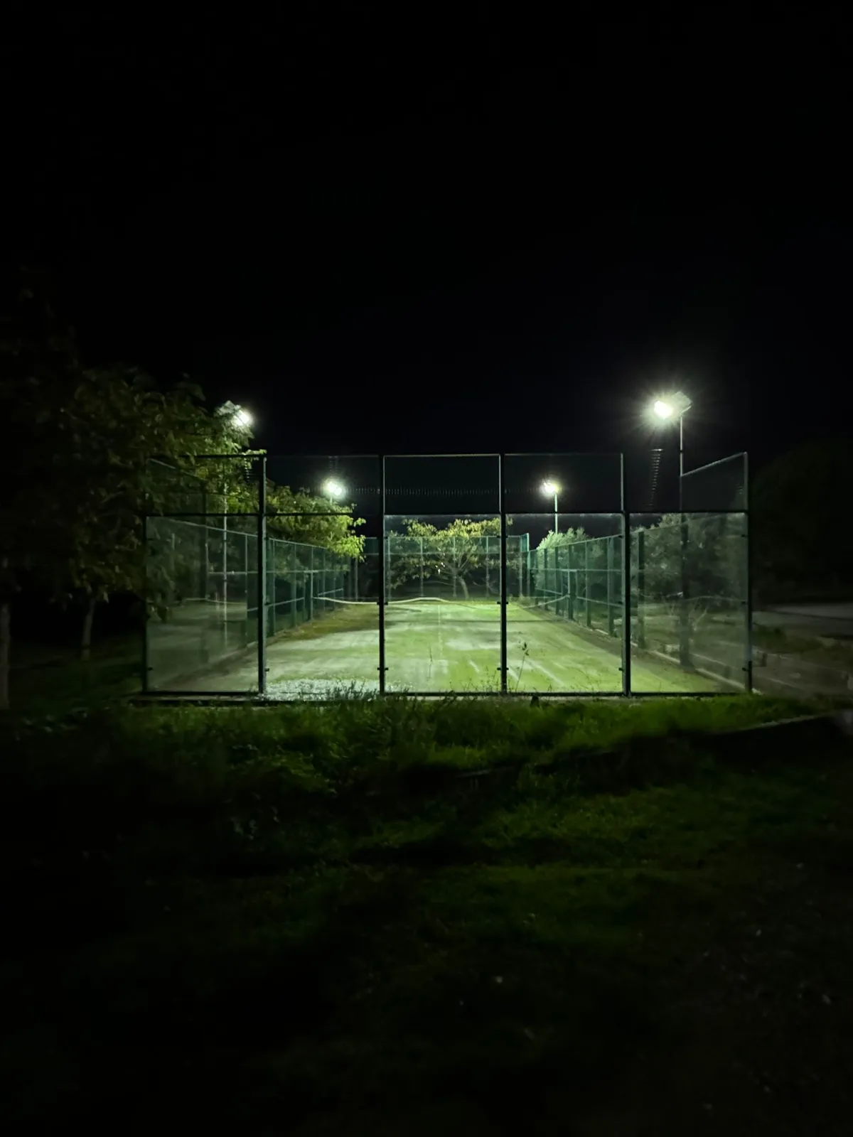 Pista de pádel iluminada de noche