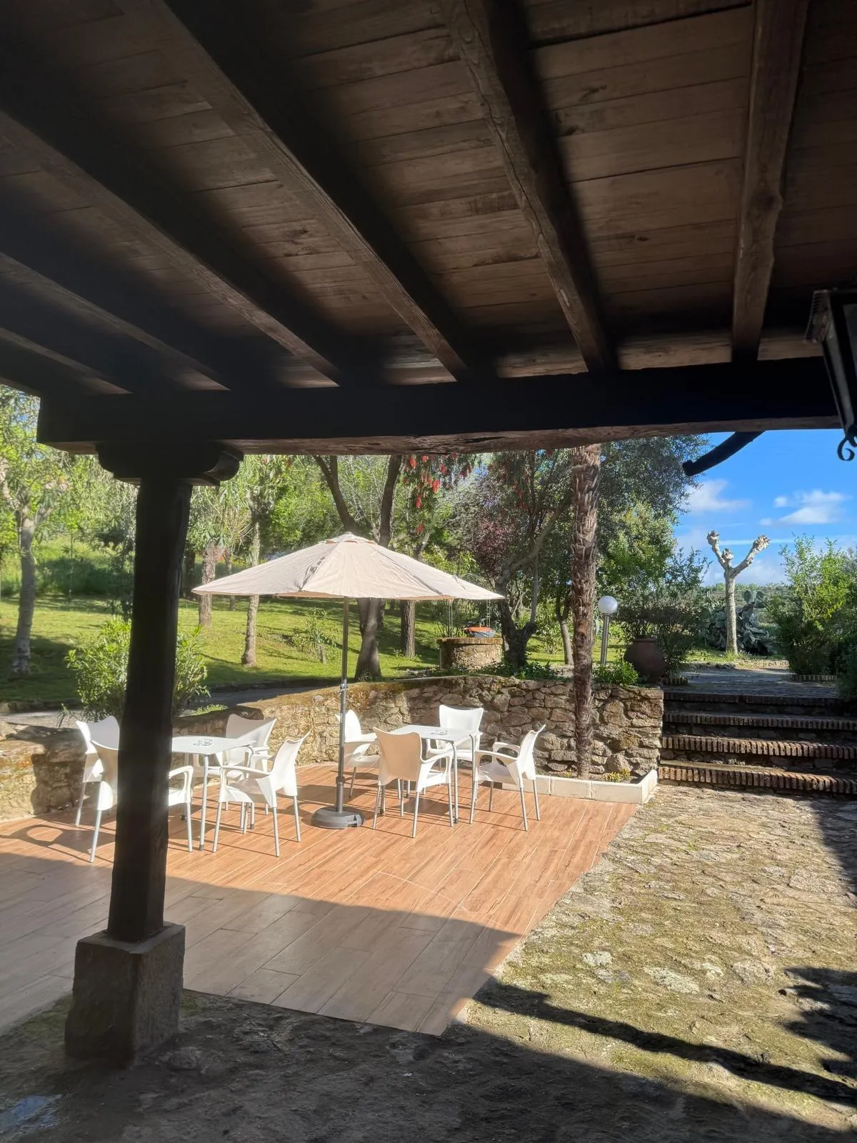 Porche de madera con vistas al jardín