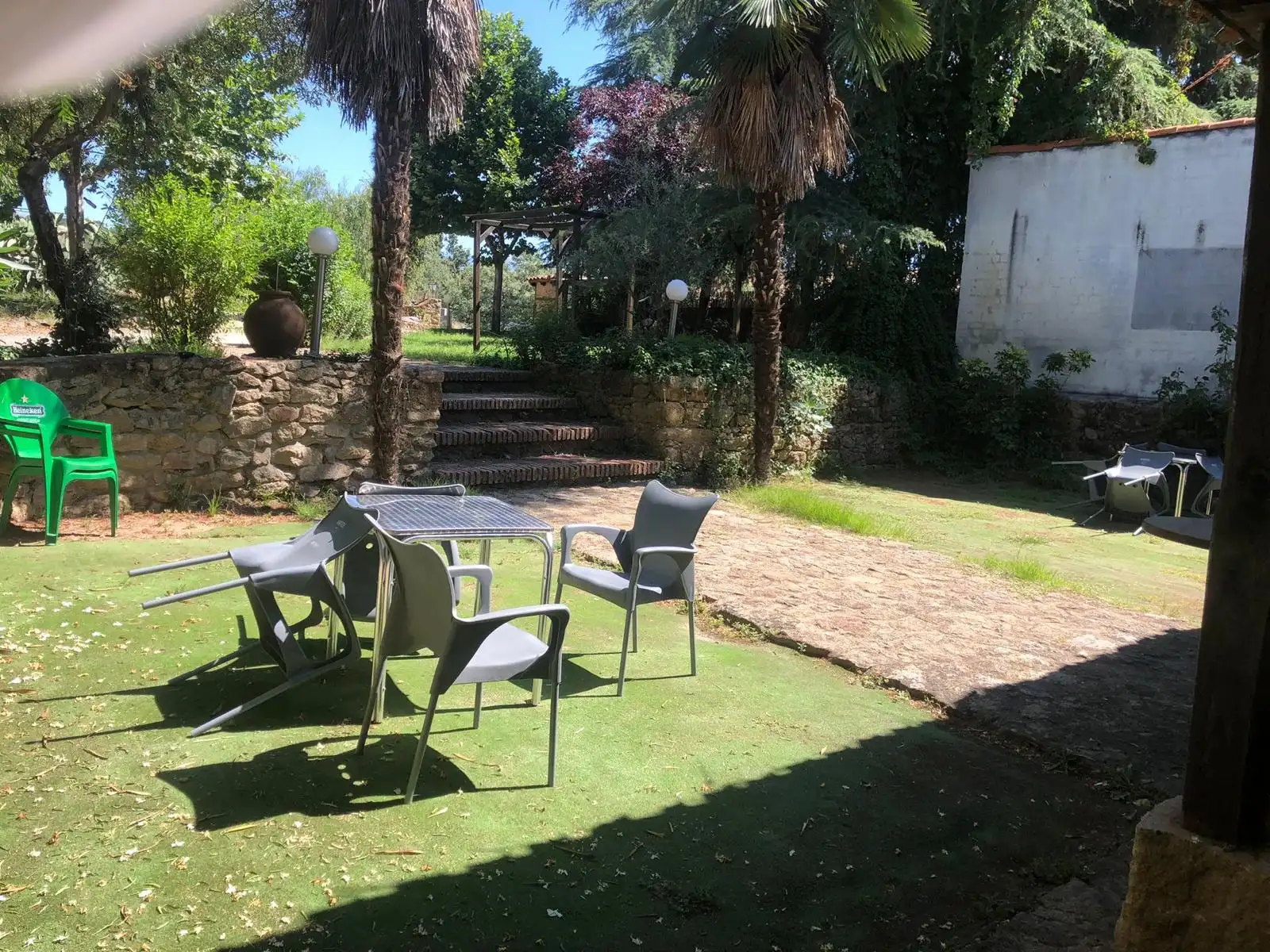 Terraza con mesas en el jardín