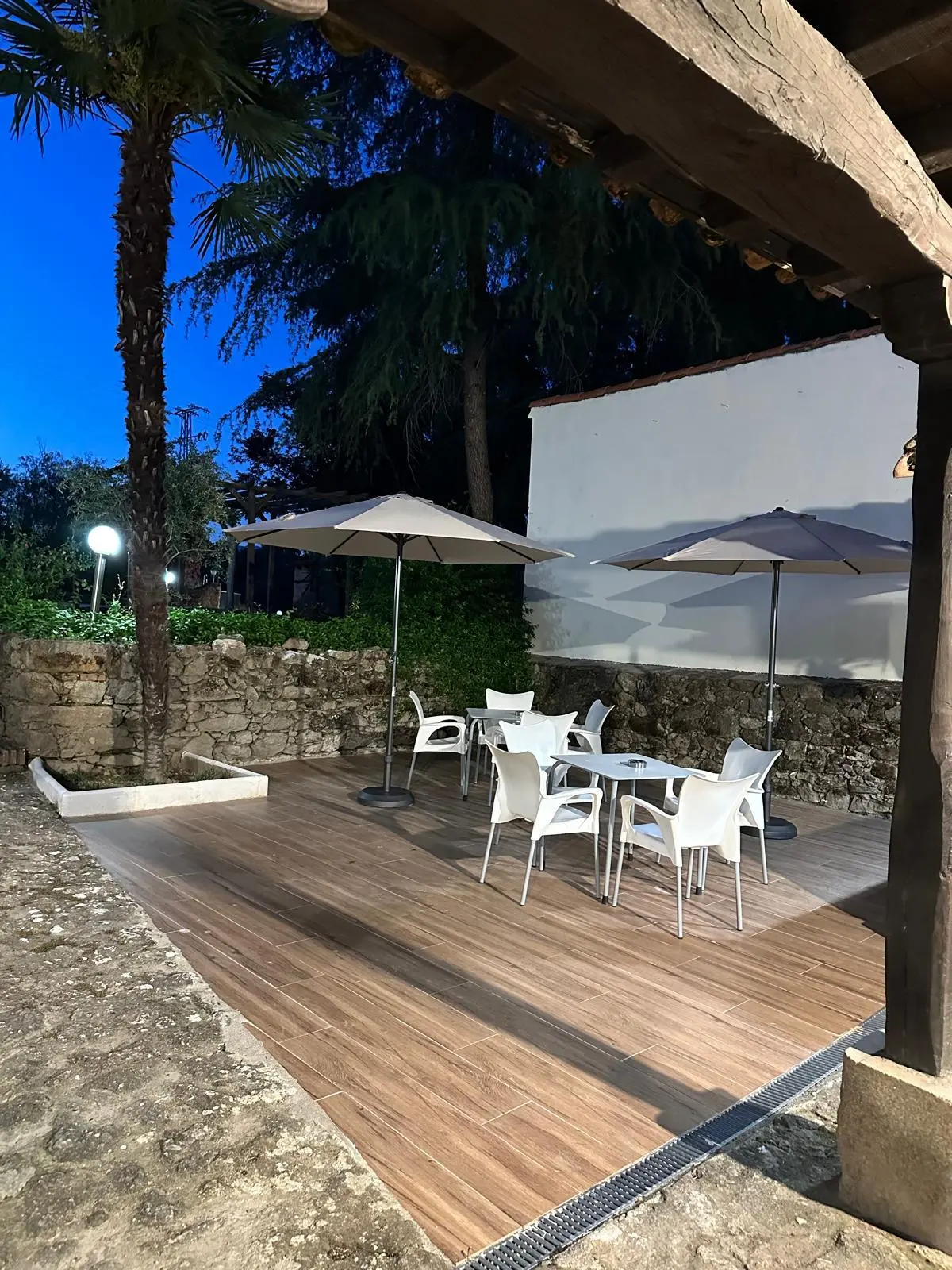Terraza exterior con mobiliario de jardín