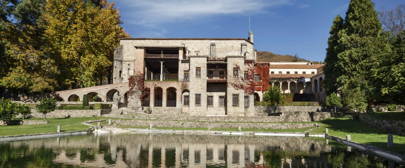 Monasterio de Yuste reflejado en el estanque